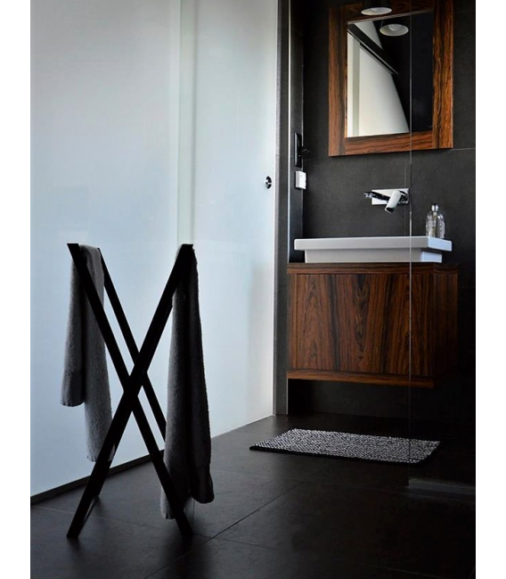 Metalowy stojak stojący na ręczniki do łazienki czarny